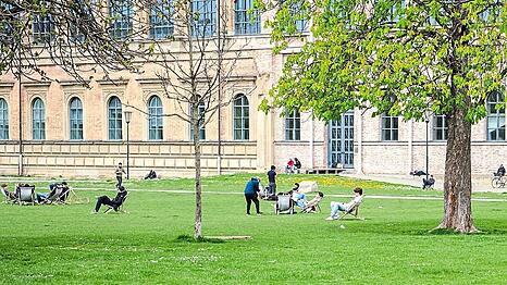 Stets beliebter Treffpunkt: Die Wiese vor der Alten Pinakothek an der Gabelsbergerstra&szlig;e.  Fotos (2): Jan Krattiger