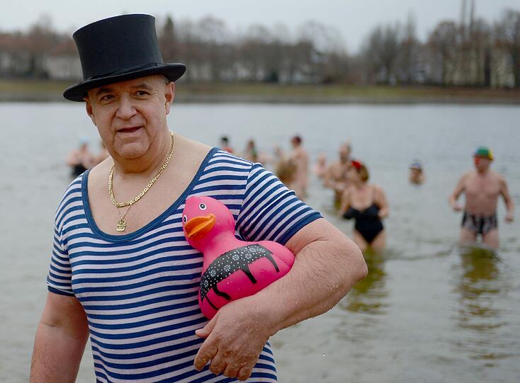 Aber es müssen nicht immer Raketen und Böller sein. Der Sportverein "Die Berliner Seehunde" pflegen ein anderes Ritual: Ab in den Orankesee, um besonders frisch ins neue Jahr zu kommen.