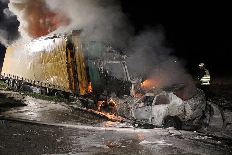 2011: Bei Haag gerät ein Laster in den Gegenverkehr und prallt frontal mit einem Audi A 3 zusammen. Beide Fahrzeuge brennen völlig aus. Der Audi-Fahrer stirbt.