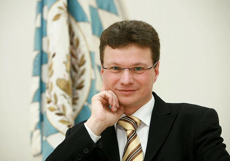 Der Kultus-Staatssekretär: Bernd Sibler (CSU), Kultusstaatssekretär, Niederbayern: Er stellte am 1. September 2000 seine Ehefrau ein. Die war vor der Ehe schon seine Sekretärin. Vor der Hochzeit hatte er ihr gekündigt. Auch seine Mutter hatte Sibler beschäftigt. Sie habe ihm das Büro aufgebaut, argumentierte er. Sibler will nah dran sein an seinen Wählern. Allein bei den Vorbereitungen zu einem Feuerwehrfest sei er dreimal zu Besuch gewesen. Einen Mitarbeiter beschäftigt er nur für das Schreiben von Glückwunschkarten.