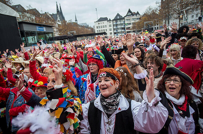 Jecken feiern am 11.11.2015 in Köln (Nordrhein-Westfalen) den Beginn der Karnevalssession. In den rheinischen Karnevalshochburgen hat die närrische Zeit begonnen. Pünktlich um 11:11 Uhr nahm das bunte Treiben seinen Lauf.