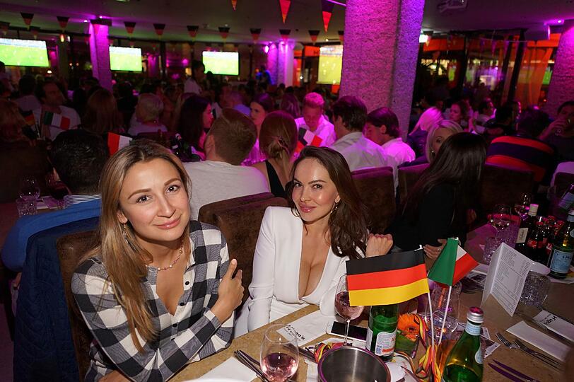 Hunderte feierten den Einzug ins Halbfinale im H'ugo's