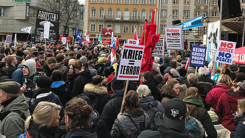 Bilder von der Siko-Gegendemo in München: Vom Stachus ging es über den Odeonsplatz zum Marienplatz. Laut Polizei haben rund 1.500 Personen teilgenommen.