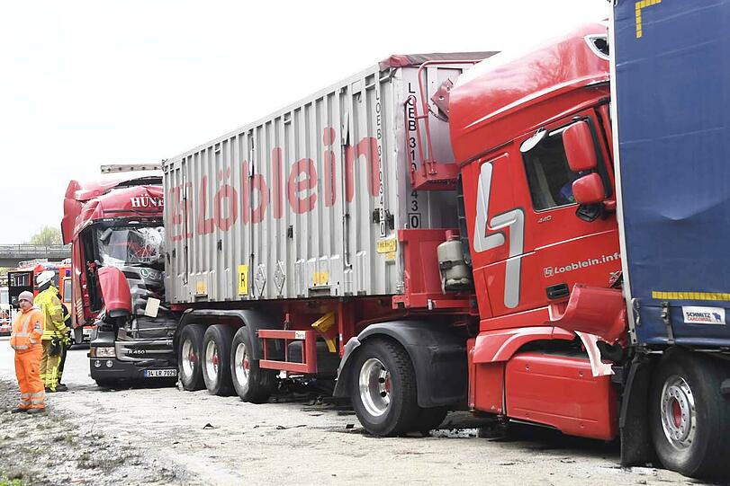 Mega-Stau auf der A9 Richtung Nürnberg - die Bilder vom Bergungseinsatz am Donnerstag.