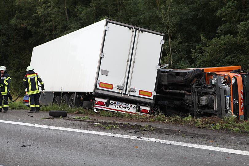 Schwerer Lkw-Unfall auf der A6 bei Ansbach endet tödlich.