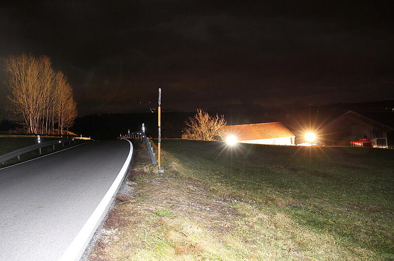 Die Fahranfängering krachte mit ihrem Auto gegen einen Holzstapel und starb. Die Bilder vom Unfallort.