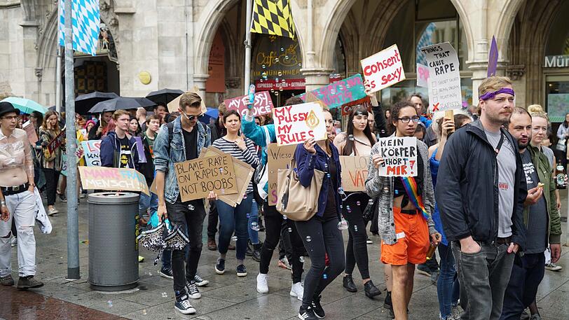 Slutwalk 2018 in München: Frauen und Männer kämpfen gemeinsam gegen Sexismus in der Gesellschaft und fordern sexuelle Selbstbestimmung für alle.