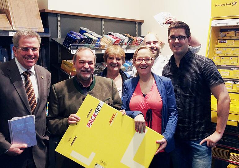 Eröffnen die neue Postfiliale: Wilhelm Haas von der Deutschen Post, BA-Chef Hans Bauer, Antragstellerin Monika Reim, Hausherrin Katharina Grosjean, der erste Kunde Tobias Steichele und Robin Kühnel von Edeka.