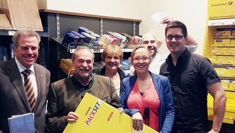 Eröffnen die neue Postfiliale: Wilhelm Haas von der Deutschen Post, BA-Chef Hans Bauer, Antragstellerin Monika Reim, Hausherrin Katharina Grosjean, der erste Kunde Tobias Steichele und Robin Kühnel von Edeka. Eröffnen die neue Postfiliale: Wilhelm Haas von der Deutschen Post, BA-Chef Hans Bauer, Antragstellerin Monika Reim, Hausherrin Katharina Grosjean, der erste Kunde Tobias Steichele und Robin Kühnel von Edeka.