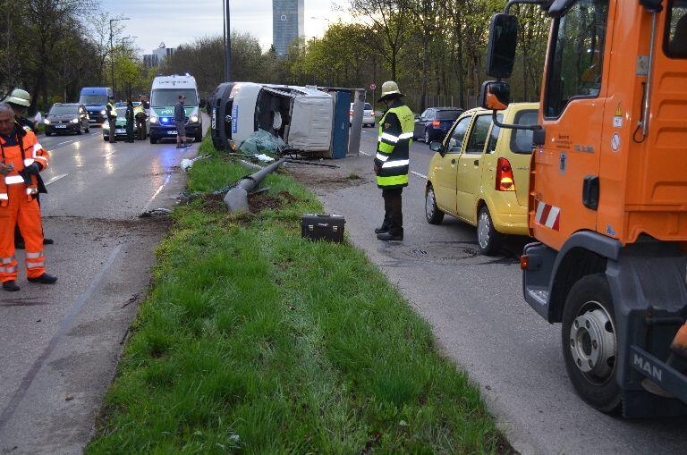 Erst überschlug sich der Wagen, dann krachte auch noch der Laternenmast um. Foto: Polizei