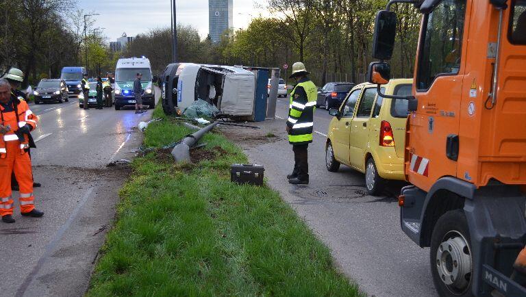 Erst überschlug sich der Wagen, dann krachte auch noch der Laternenmast um. Foto: Polizei Erst überschlug sich der Wagen, dann krachte auch noch der Laternenmast um. Foto: Polizei