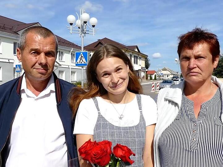 Standbild aus einem vom Innenministerium veröffentlichten Video mit Vater Viktor, Tochter Julia Alpatowa und Mutter Ljudmila nach ihrem ersten Wiedersehen.