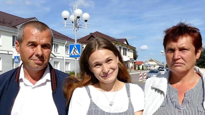 Standbild aus einem vom Innenministerium veröffentlichten Video mit Vater Viktor, Tochter Julia Alpatowa und Mutter Ljudmila nach ihrem ersten Wiedersehen. Standbild aus einem vom Innenministerium veröffentlichten Video mit Vater Viktor, Tochter Julia Alpatowa und Mutter Ljudmila nach ihrem ersten Wiedersehen.
