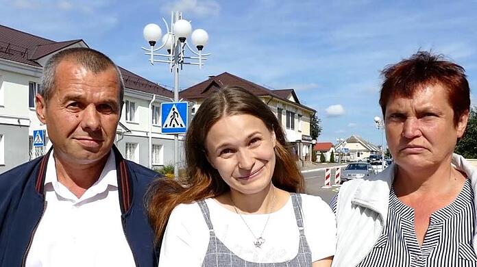Standbild aus einem vom Innenministerium veröffentlichten Video mit Vater Viktor, Tochter Julia Alpatowa und Mutter Ljudmila nach ihrem ersten Wiedersehen.