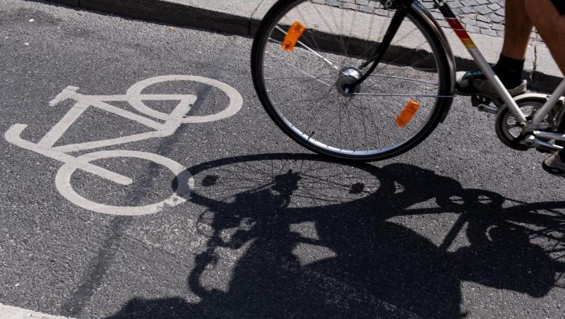 Ein Radfahrer fährt auf einem Fahrradweg. Foto: Peter Kneffel/dpa/Symbolbild Ein Radfahrer fährt auf einem Fahrradweg. Foto: Peter Kneffel/dpa/Symbolbild