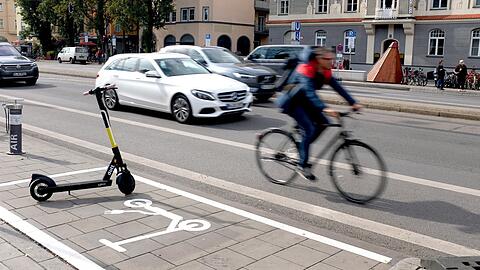 Solche Abstellflächen für E-Scooter wären ebenfalls denkbar. (Archivbild)