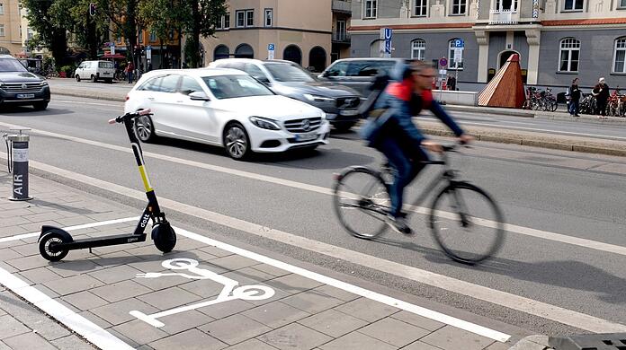 Solche Abstellflächen für E-Scooter wären ebenfalls denkbar. (Archivbild)