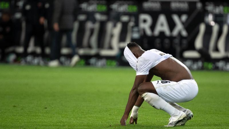 Auch Gladbachs Breel Embolo ärgerte sich nach dem späten Gegentor.