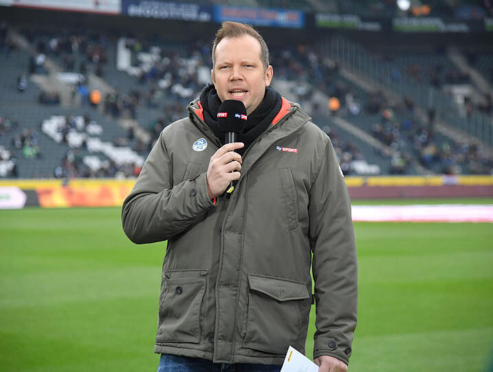 AZ-Interview mit Wolff-Christoph Fuss: Der 44-Jährige ist einer der renommiertesten Sportkommentatoren in Deutschland und arbeitet für Sky. Er hat gerade das Buch "Geisterball - Meine irre Reise durch verrückte Fußballzeiten" (Verlag C. Bertelsmann, 208 S., 15 €) veröffentlicht.