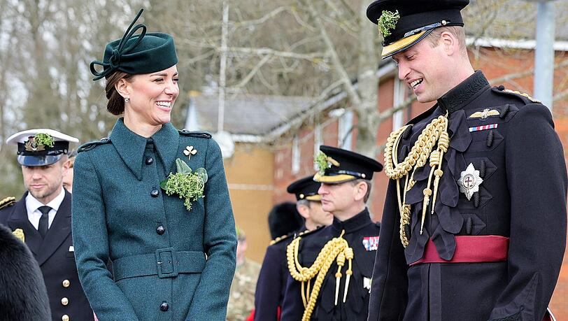 Herzogin Kate und Prinz William werden bei ihrem Besuch der Irish Guard von einem Gardisten zum Lachen begbracht.