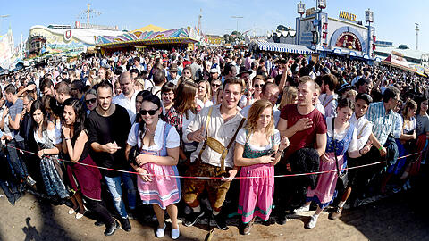 Ein Bild von der Wiesn 2016: Besucher stehen dicht gedrängt am Eingang zum Hofbräuzelt. In Corona-Zeiten eigentlich unvorstellbar...