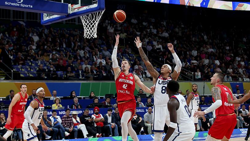 Deutschlands Andreas Obst (M) zeigte beim WM-Spiel gegen die USA eine überragende Leistung.