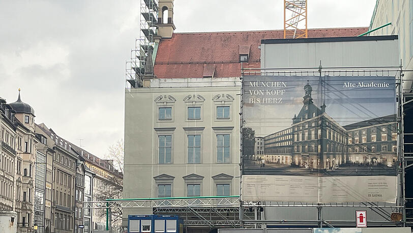 Wird noch auf Jahre Großbaustelle sein: die Alte Akademie. Früher ein Prestigeobjekt für René Benko, heute Bauruine. Wird noch auf Jahre Großbaustelle sein: die Alte Akademie. Früher ein Prestigeobjekt für René Benko, heute Bauruine.