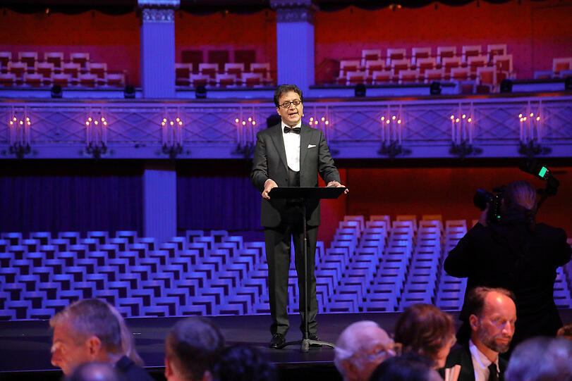 Serge Dorny beim Bühnendinner mit Sponsoren. Serge Dorny beim Bühnendinner mit Sponsoren.