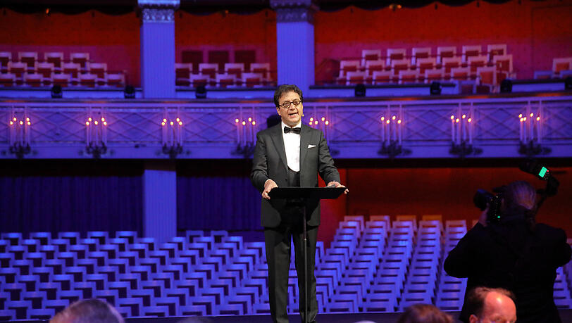 Serge Dorny beim Bühnendinner mit Sponsoren. Serge Dorny beim Bühnendinner mit Sponsoren.