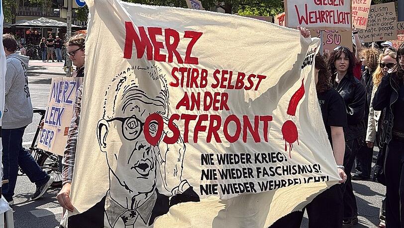 Wegen diesem Plakat hat die Münchner Polizei eine Anzeige gestellt. Auch den Schlagstock haben die Beamten offenbar eingesetzt. Wegen diesem Plakat hat die Münchner Polizei eine Anzeige gestellt. Auch den Schlagstock haben die Beamten offenbar eingesetzt.