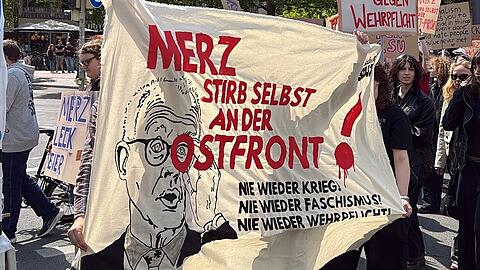 Wegen diesem Plakat hat die M&uuml;nchner Polizei eine Anzeige gestellt. Auch den Schlagstock haben die Beamten offenbar eingesetzt.