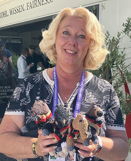 Sie hat ihren Sohn schon immer im Reitsport unterstützt: Janet Netz, die Mutter von Dressurreiter Raphael Netz hat zur WM in Aachen vier deutschen Dressurpferde gehäkelt, die als Maskottchen des Teams im Stall standen. Sie hat ihren Sohn schon immer im Reitsport unterstützt: Janet Netz, die Mutter von Dressurreiter Raphael Netz hat zur WM in Aachen vier deutschen Dressurpferde gehäkelt, die als Maskottchen des Teams im Stall standen.