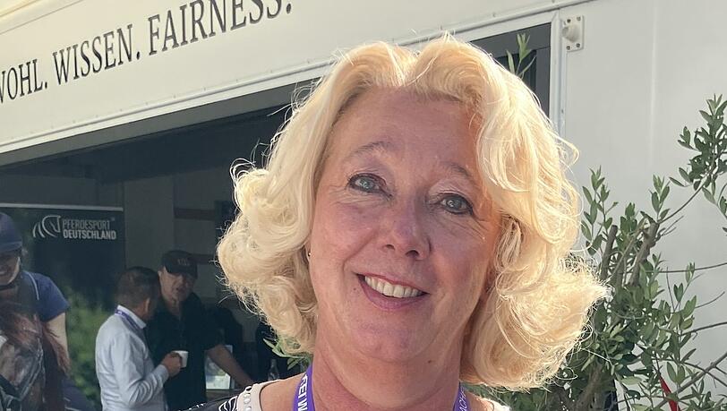 Sie hat ihren Sohn schon immer im Reitsport unterstützt: Janet Netz, die Mutter von Dressurreiter Raphael Netz hat zur WM in Aachen vier deutschen Dressurpferde gehäkelt, die als Maskottchen des Teams im Stall standen. Sie hat ihren Sohn schon immer im Reitsport unterstützt: Janet Netz, die Mutter von Dressurreiter Raphael Netz hat zur WM in Aachen vier deutschen Dressurpferde gehäkelt, die als Maskottchen des Teams im Stall standen.