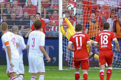 Der Schuss sitzt: Das Tor zum 3:0 durch Edson Braafheid