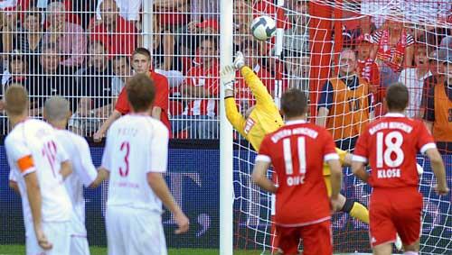 Der Schuss sitzt: Das Tor zum 3:0 durch Edson Braafheid Der Schuss sitzt: Das Tor zum 3:0 durch Edson Braafheid