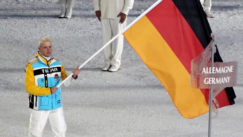 Bei der Eröffnung war Andre Lange stolzer Fahnenträger der deutschen Mannschaft. Sein Start im Zweierbob gerät nun in Gefahr. Bei der Eröffnung war Andre Lange stolzer Fahnenträger der deutschen Mannschaft. Sein Start im Zweierbob gerät nun in Gefahr.