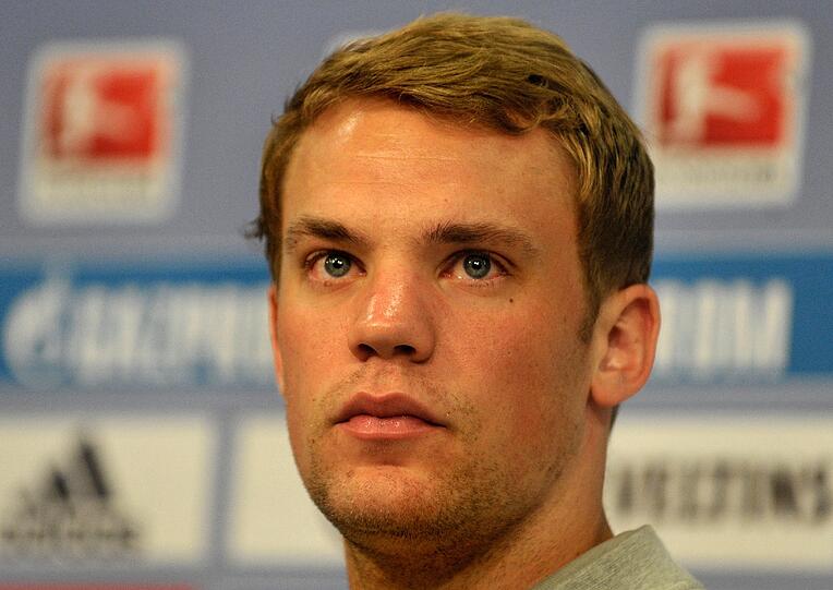 Manuel Neuer mit feuchten Augen bei der Pressekonferenz
