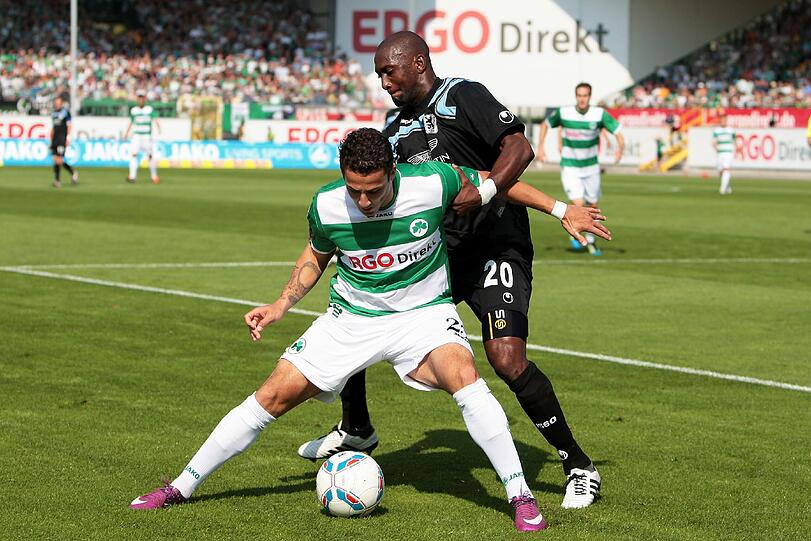 Löwen-Verteidiger Collin Benjamin im Duell gegen Fürths Olivier Occean