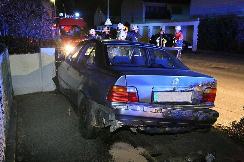 Der Fahrer landete unsanft mit seinem Auto im Gartenzaun.