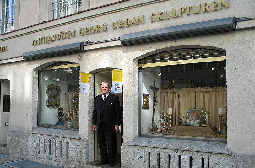Georg Urban und sein Laden. Das Haus ist derzeit eingerüstet.