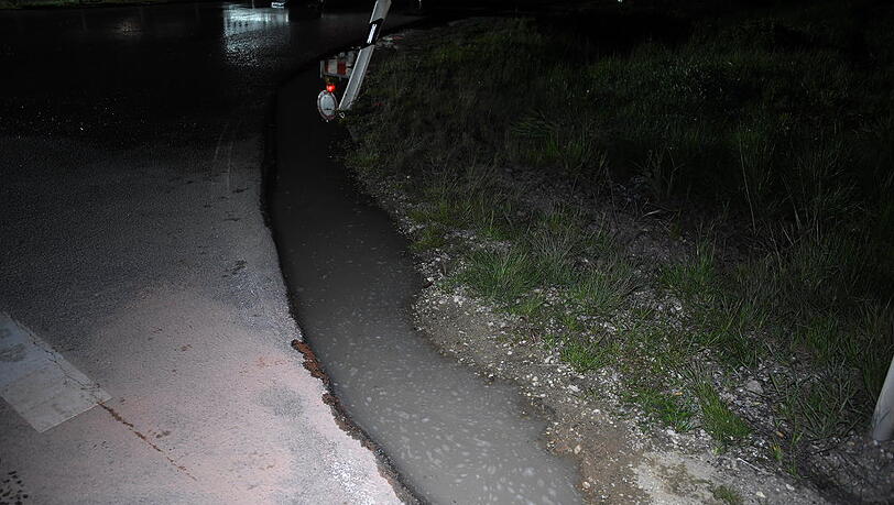 In Ergoldsbach sind nach einem Traktor-Unfall rund 3.000 Liter Pflanzenschutzmittel in einen kleinen Bach geflossen - acht Einsatzkräfte klagten im Anschluss über Beschwerden. In Ergoldsbach sind nach einem Traktor-Unfall rund 3.000 Liter Pflanzenschutzmittel in einen kleinen Bach geflossen - acht Einsatzkräfte klagten im Anschluss über Beschwerden.