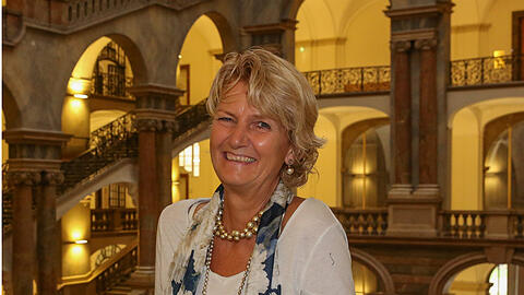 Landgerichtspräsidentin Andrea Schmidt im schönen Lichthof des Justizpalasts.