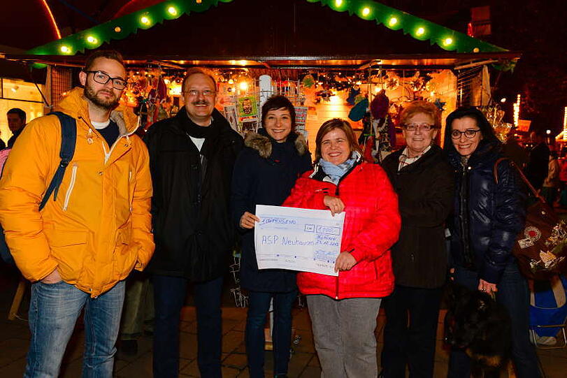 Am Stand des Abenteuerspielplatzes (ASP) Neuhausen
auf dem Weihnachtsmarkt am Rotkreuzplatz nahm die ASP-Leiterin Susanne Kussmaul
in Beisein der Vorsitzenden des Bezirksausschusses 9 Ingeborg Staudenmeyer und von
Vereinsmitgliedern einen Scheck über 1.000 Euro entgegen. Der ASP ist ein
pädagogisch betreuter Aktivspielplatz für Schulkinder bis 13 Jahre, der seit 1979
besteht. (Von links): Rainer Maria Jilg, Moderator und Unterstützer der Stiftung, Dr. Ralf Ebersperger, Nina Fiva Sonnenberg, Susanne Kussmaul, die BA-Vorsitzende Ingeborg Staudenmeyer und Eva-Sophie Koch.