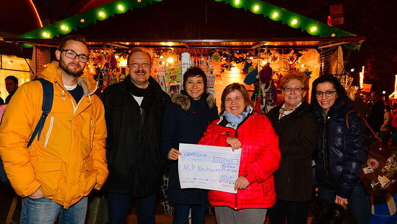 Am Stand des Abenteuerspielplatzes (ASP) Neuhausen
auf dem Weihnachtsmarkt am Rotkreuzplatz nahm die ASP-Leiterin Susanne Kussmaul
in Beisein der Vorsitzenden des Bezirksausschusses 9 Ingeborg Staudenmeyer und von
Vereinsmitgliedern einen Scheck über 1.000 Euro entgegen. Der ASP ist ein
pädagogisch betreuter Aktivspielplatz für Schulkinder bis 13 Jahre, der seit 1979
besteht. (Von links): Rainer Maria Jilg, Moderator und Unterstützer der Stiftung, Dr. Ralf Ebersperger, Nina Fiva Sonnenberg, Susanne Kussmaul, die BA-Vorsitzende Ingeborg Staudenmeyer und Eva-Sophie Koch. Am Stand des Abenteuerspielplatzes (ASP) Neuhausen
auf dem Weihnachtsmarkt am Rotkreuzplatz nahm die ASP-Leiterin Susanne Kussmaul
in Beisein der Vorsitzenden des Bezirksausschusses 9 Ingeborg Staudenmeyer und von
Vereinsmitgliedern einen Scheck über 1.000 Euro entgegen. Der ASP ist ein
pädagogisch betreuter Aktivspielplatz für Schulkinder bis 13 Jahre, der seit 1979
besteht. (Von links): Rainer Maria Jilg, Moderator und Unterstützer der Stiftung, Dr. Ralf Ebersperger, Nina Fiva Sonnenberg, Susanne Kussmaul, die BA-Vorsitzende Ingeborg Staudenmeyer und Eva-Sophie Koch.