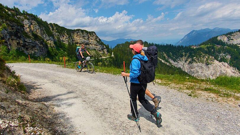 Ob zum Wandern oder Radfahren: Bayerns Berge sind dafür &ndash; vor allem in Coronazeiten, wie es scheint &ndash; gleichermaßen beliebt. Doch immer öfter kommen sich Sportler in die Quere.