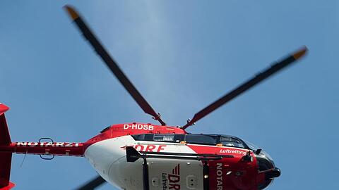Ein Rettungshunschrauber fliegt über dem Flugplatz einer Klinik. Foto: Stefan Sauer/zb/dpa/Symbolbild