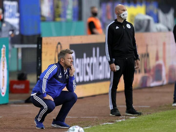 Saarbrückens Cheftrainer Lukas Kwasniok (l) und Bayer-Coach Peter Bosz (r).