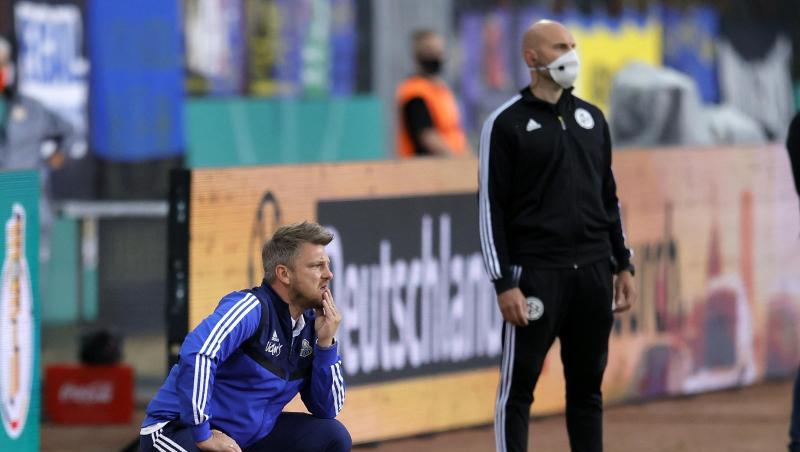 Saarbrückens Cheftrainer Lukas Kwasniok (l) und Bayer-Coach Peter Bosz (r). Saarbrückens Cheftrainer Lukas Kwasniok (l) und Bayer-Coach Peter Bosz (r).