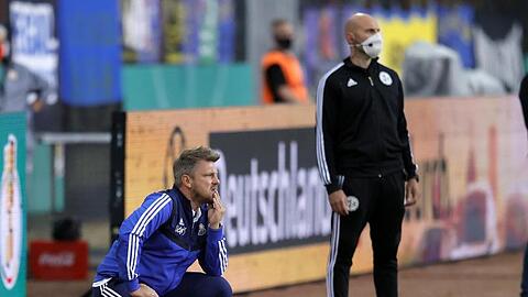 Saarbrückens Cheftrainer Lukas Kwasniok (l) und Bayer-Coach Peter Bosz (r).