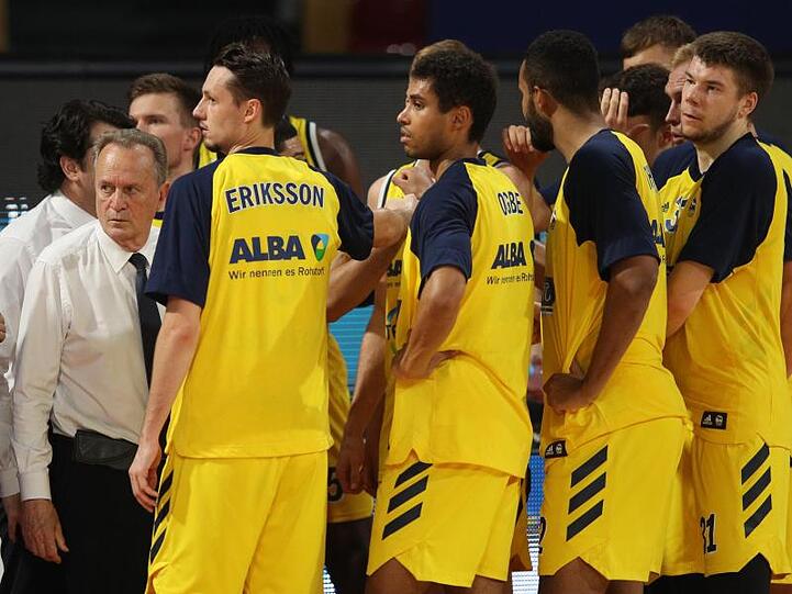Coach Aito Garcia Reneses (l) ist mit Alba Berlin auf Kurs Richtung Meisterschaft.